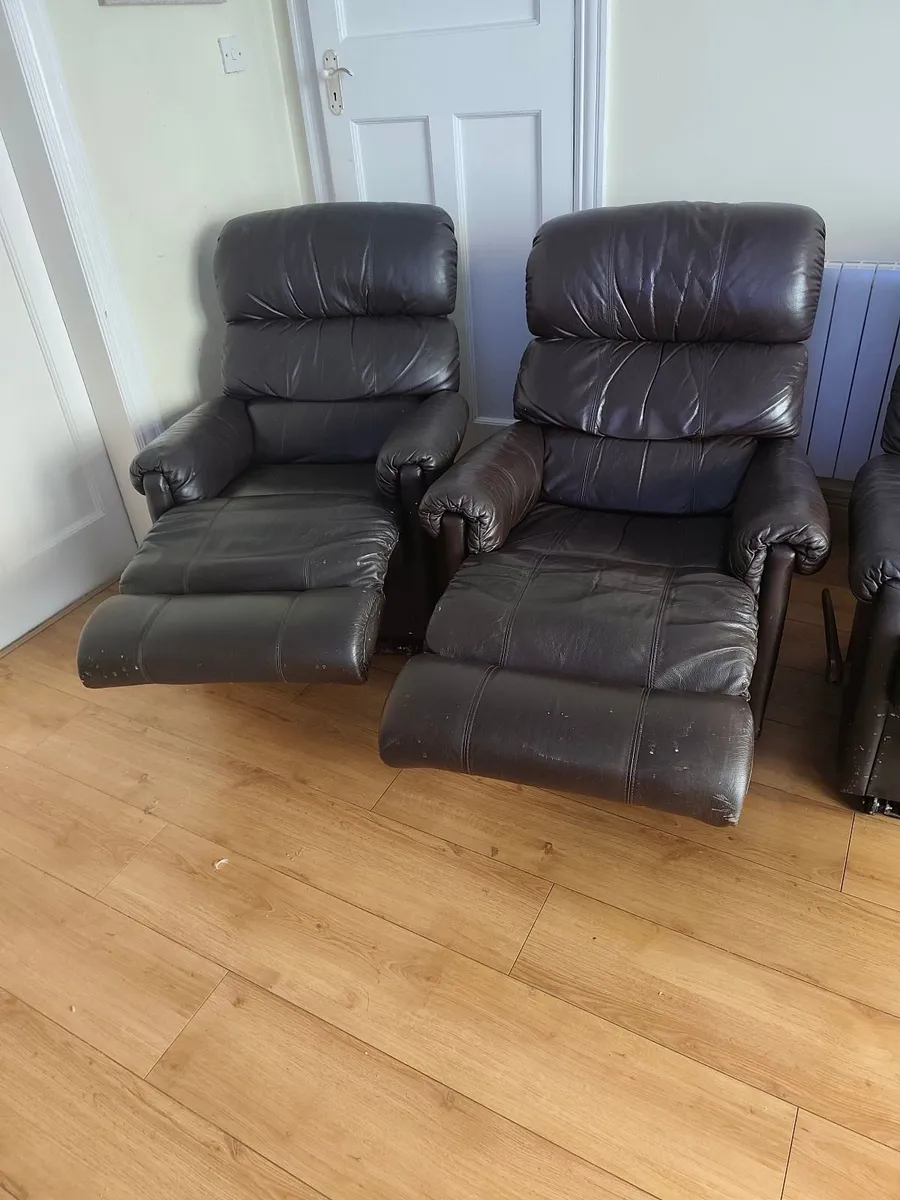 3 Lazyboy leather recliner armchairs - Image 3