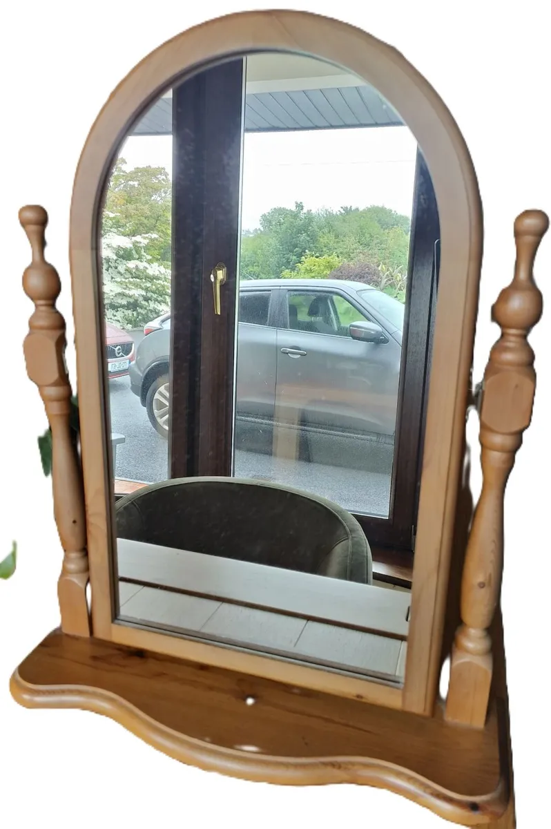 Free standing dresser mirror