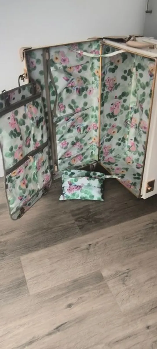 Suitcase - Image 4