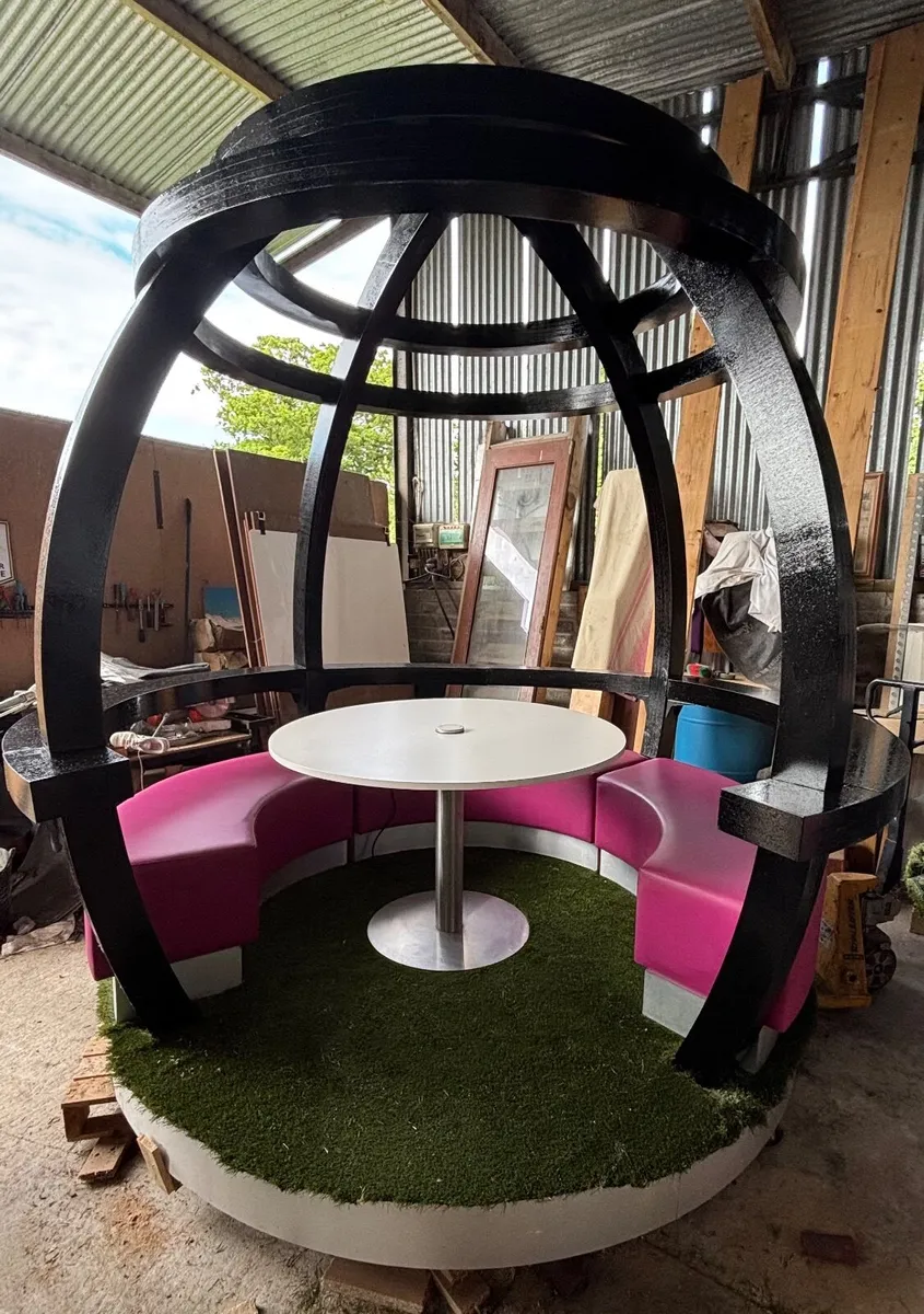 Outdoor seating pod - Image 1