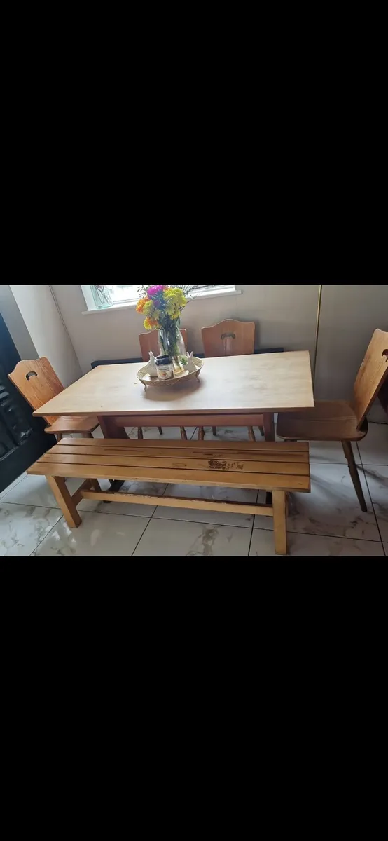 Kitchen table and chairs - Image 1