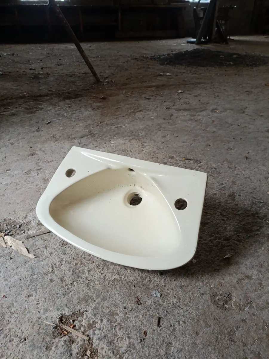 Sinks, Toilet, Cisterns - Image 3
