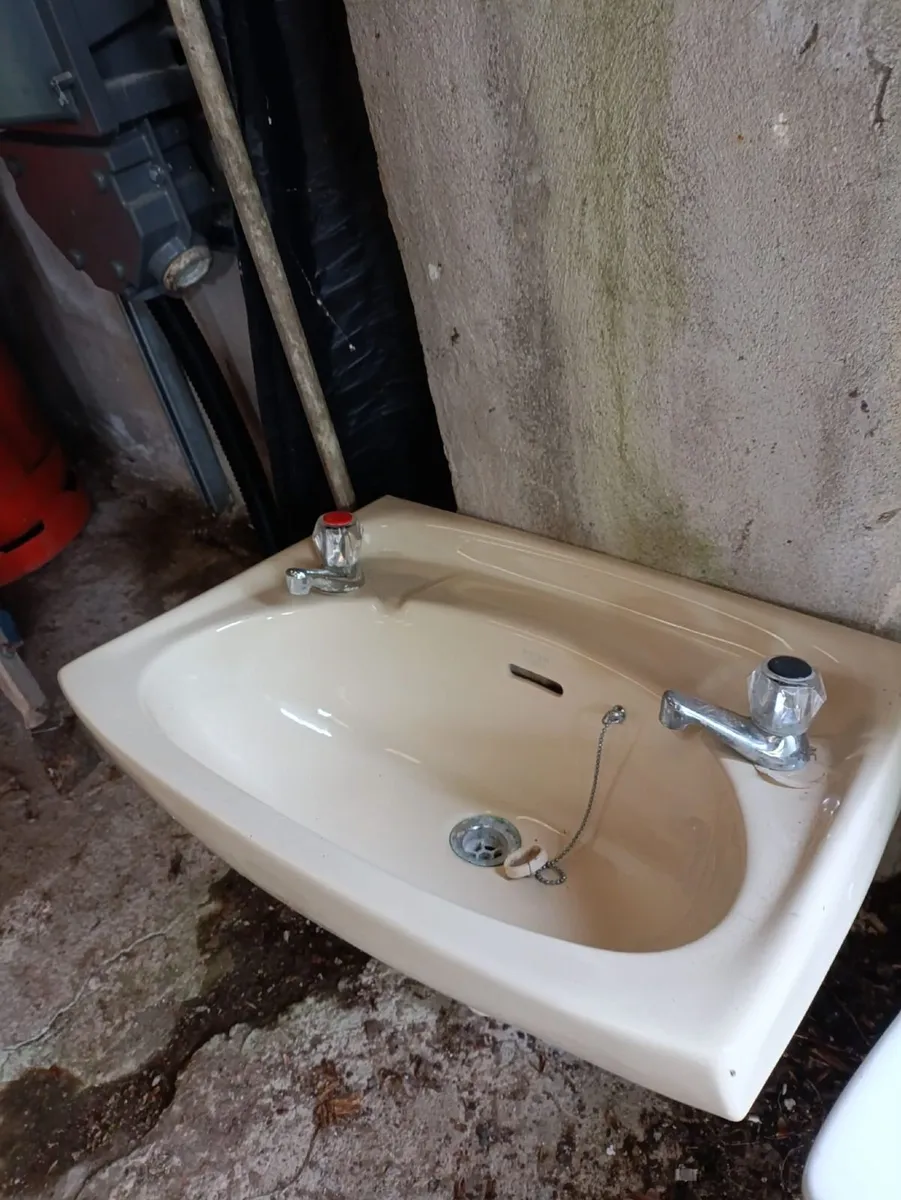 Sinks, Toilet, Cisterns - Image 4