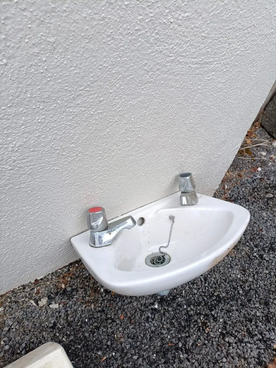 Sinks, Toilet, Cisterns - Image 2