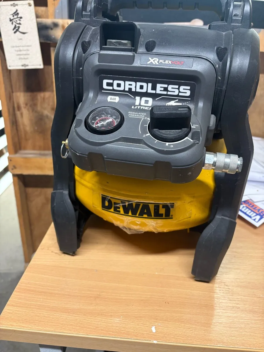 De Walt battery compressor - Image 1