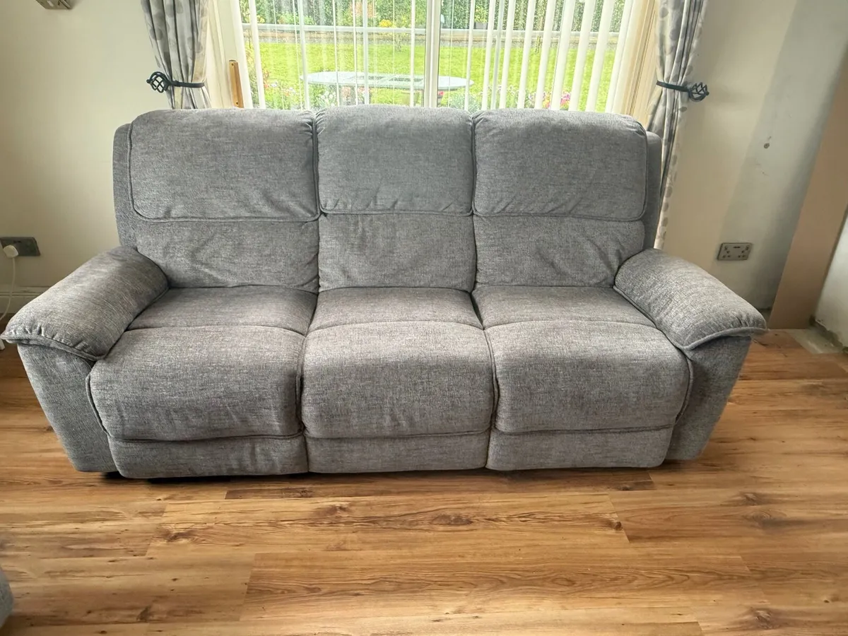 3 piece recliner suite - Image 1