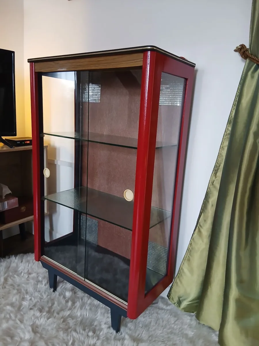 Lovely Mid Century Display Cabinet. - Image 1
