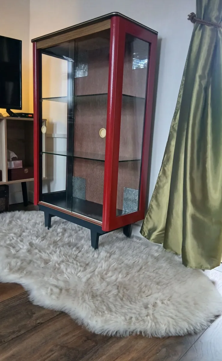 Lovely Mid Century Display Cabinet. - Image 2
