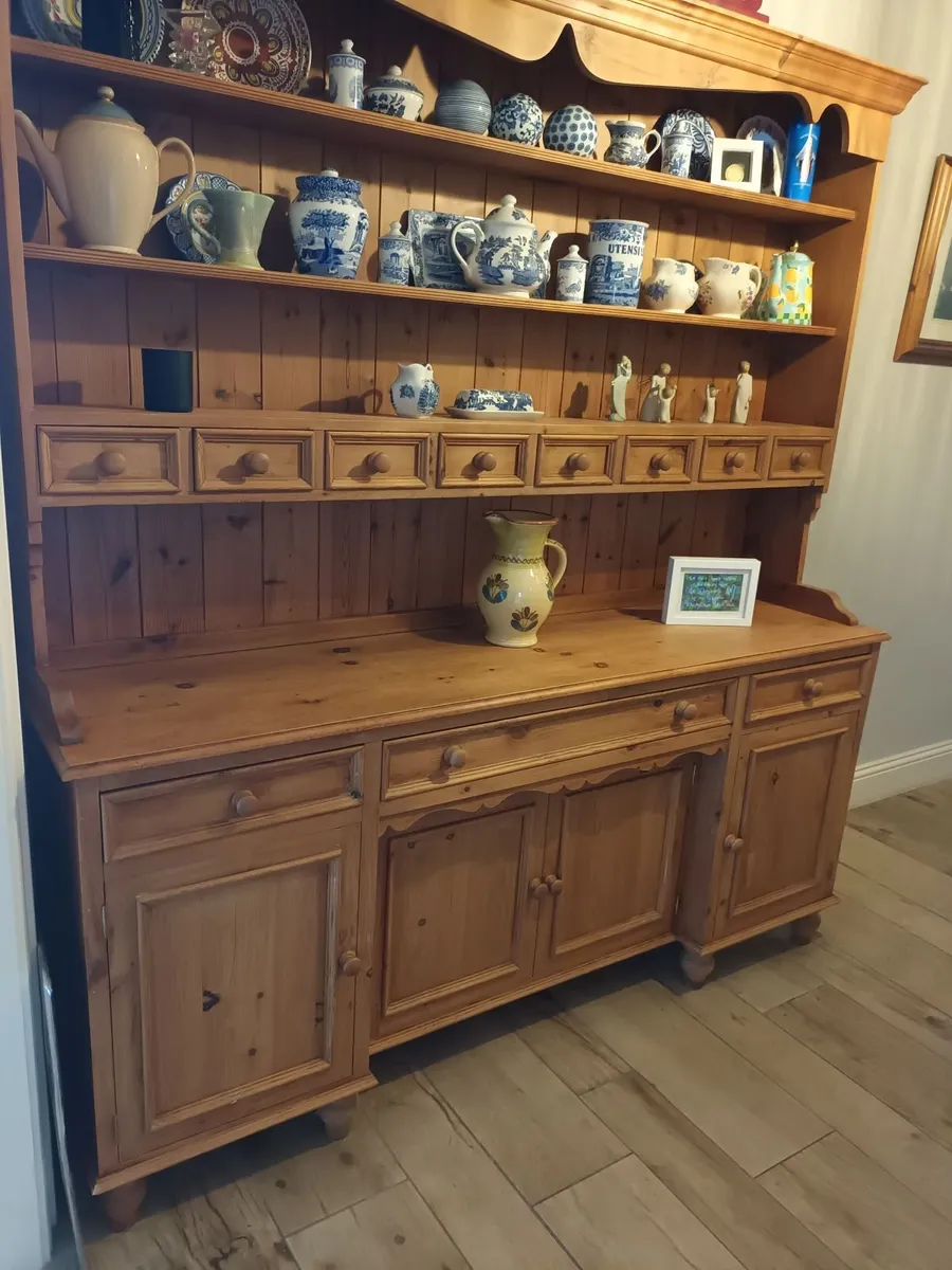 Beautiful large pine dresser 8' wide x 7' high - Image 4