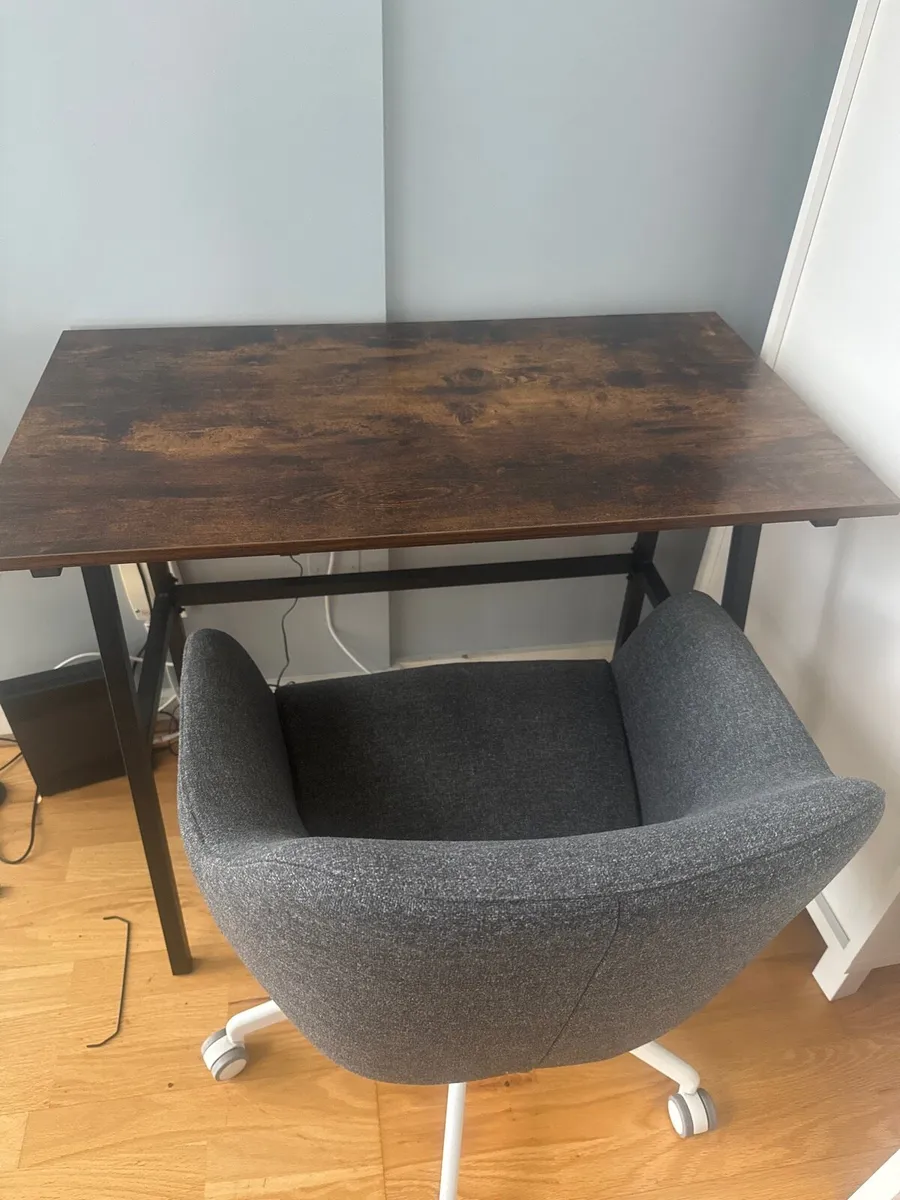 the desk and chair - Image 1