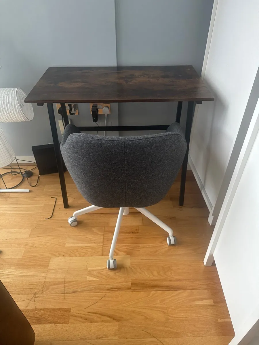 the desk and chair - Image 3