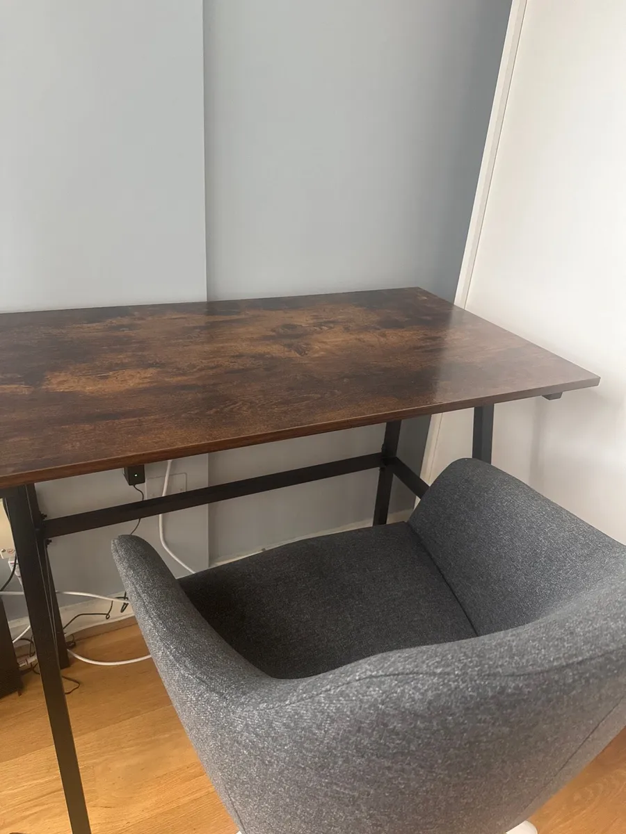 the desk and chair - Image 2