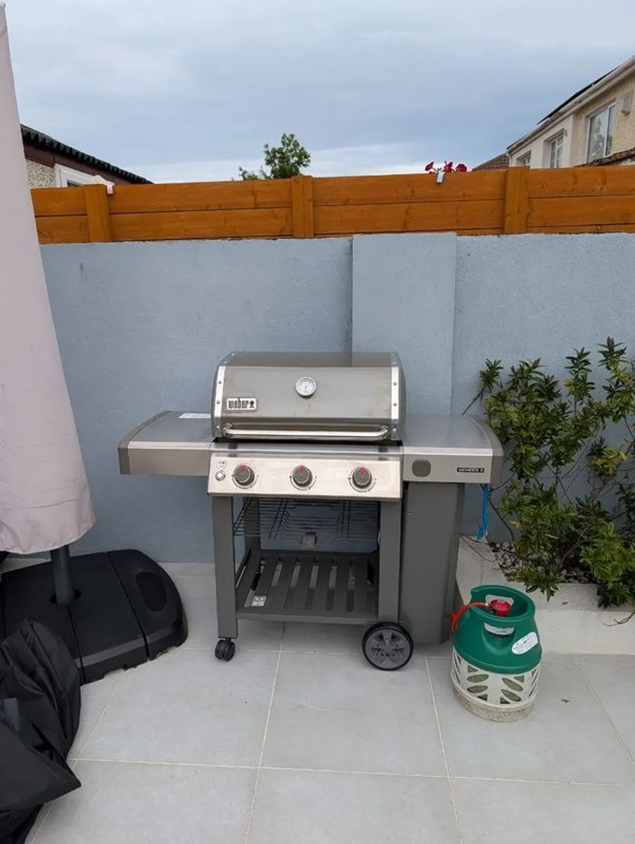 Weber Genesis E310 BBQ - Image 1