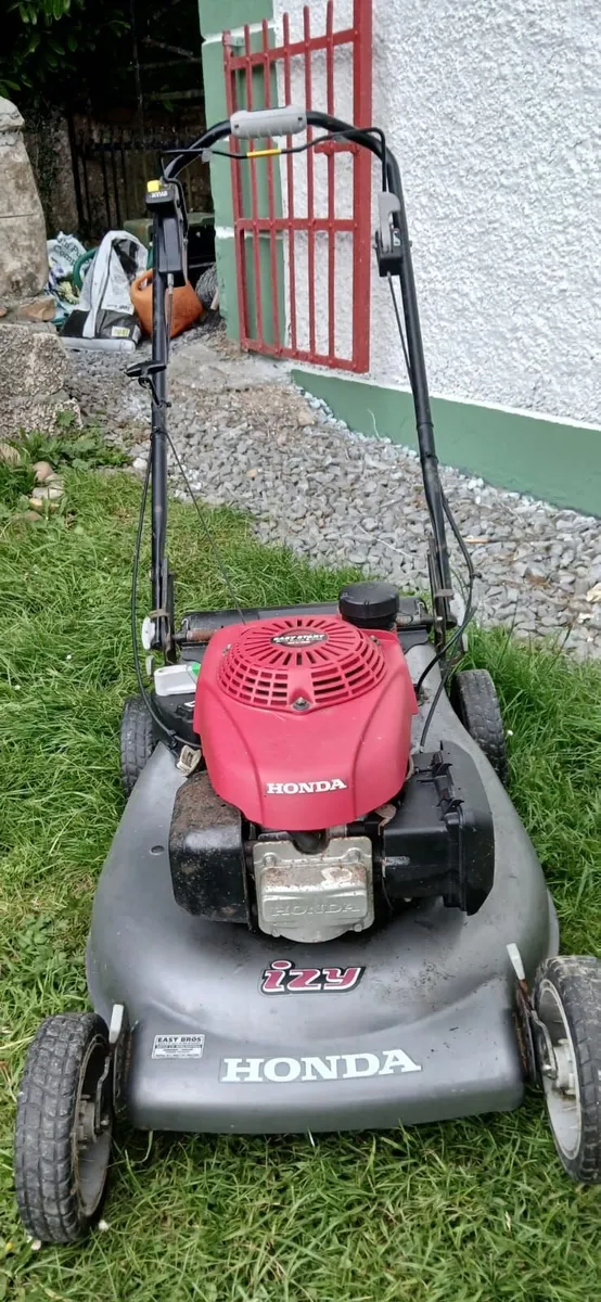 Honda Izzy Self Propelled Lawnmower. - Image 1