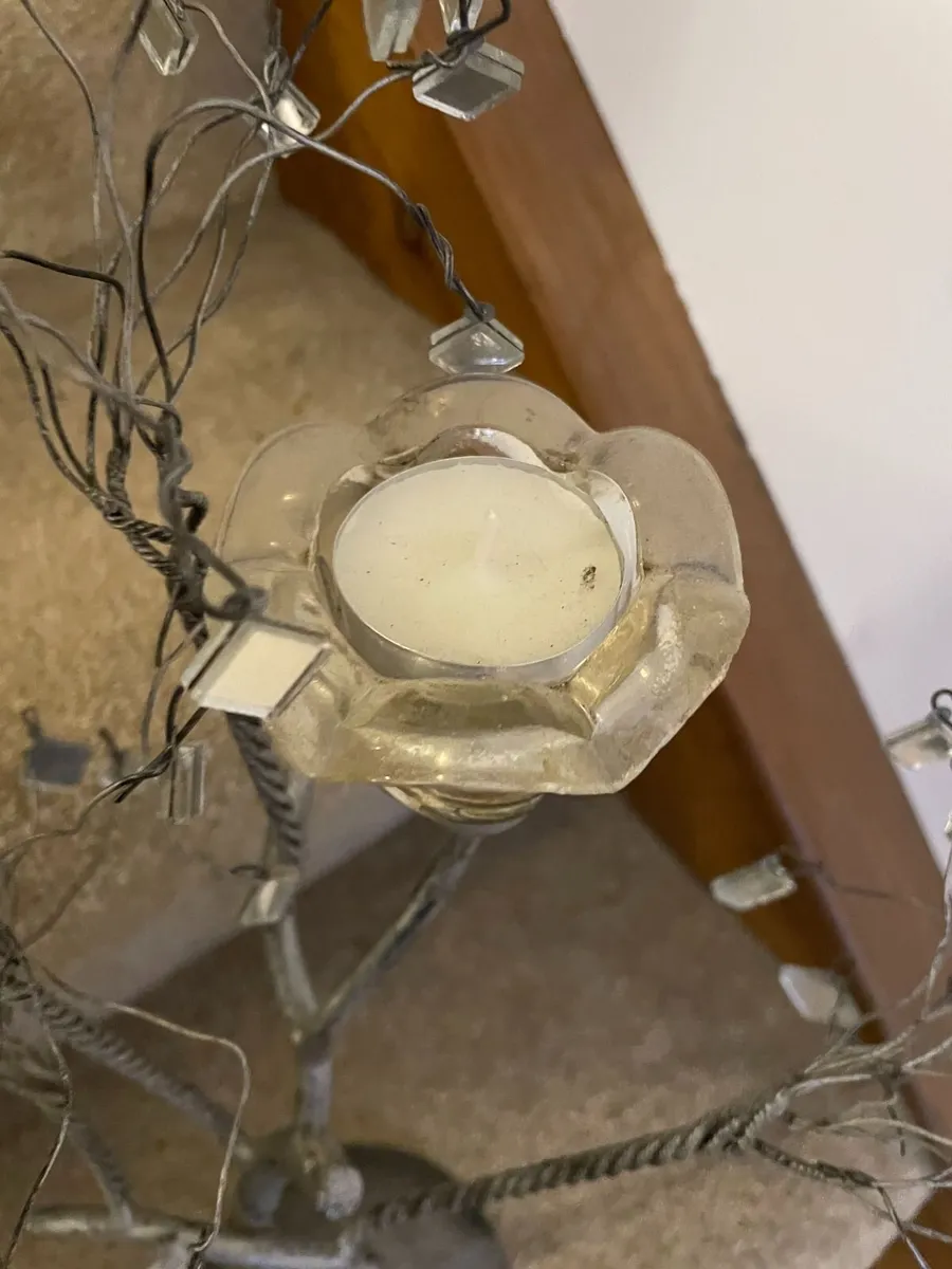 Vintage-style metal tealight tree candelabra - Image 2