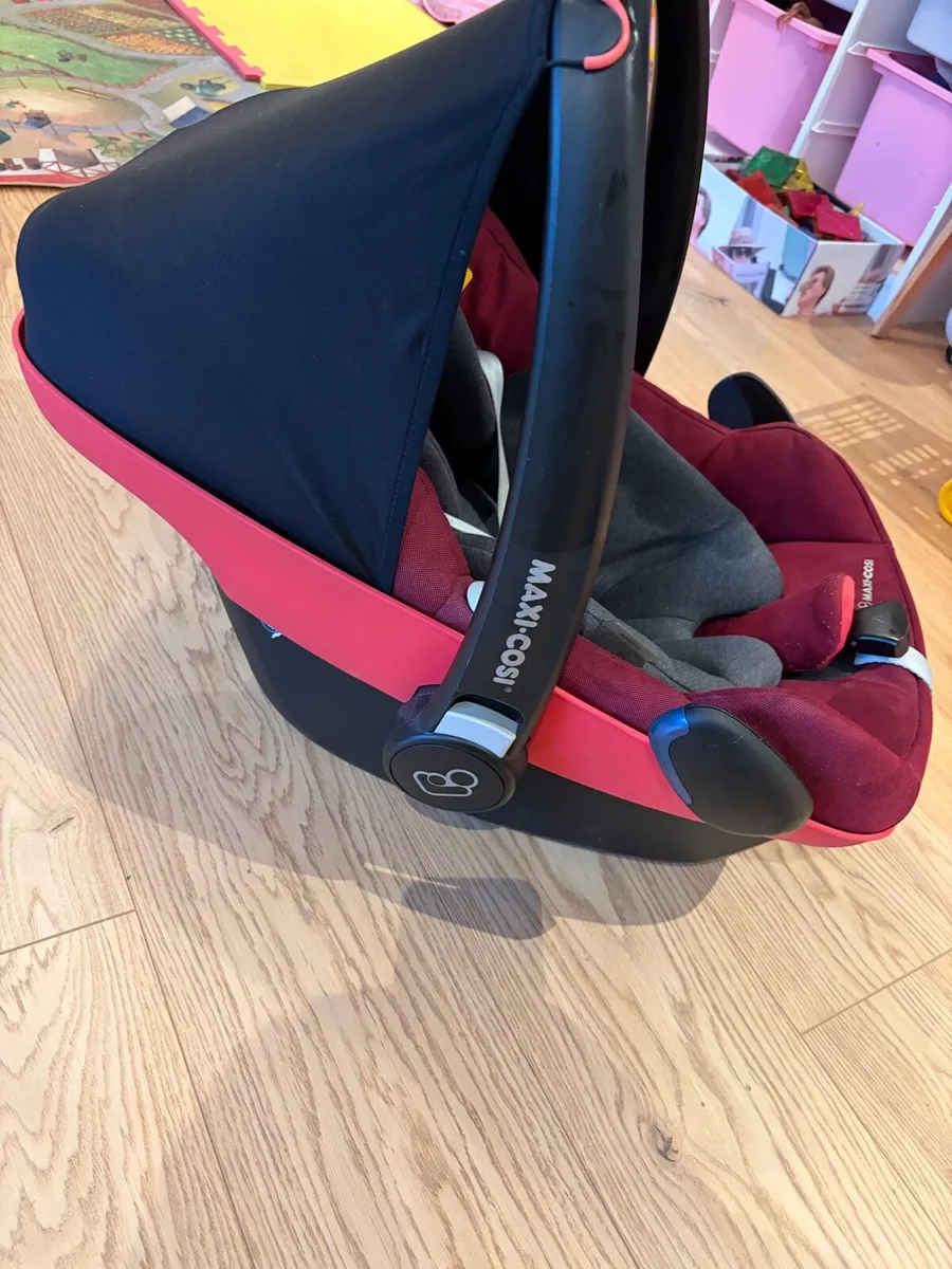 Maxi Cosi car seat - Image 1