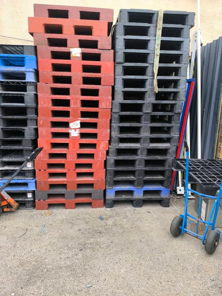 Plastic pallets - Image 1