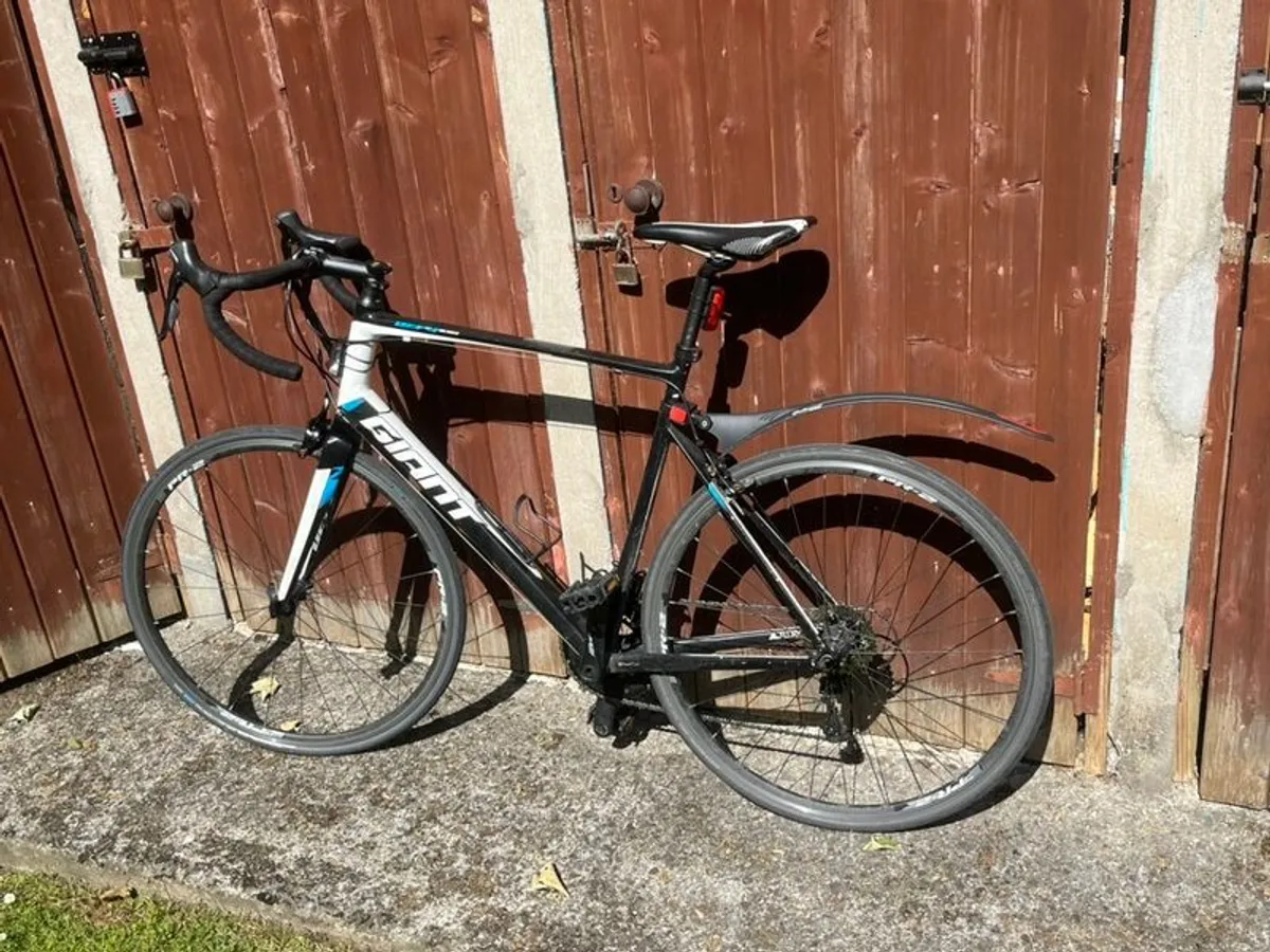 Giant Defy ALUXX Road Bike - Image 1
