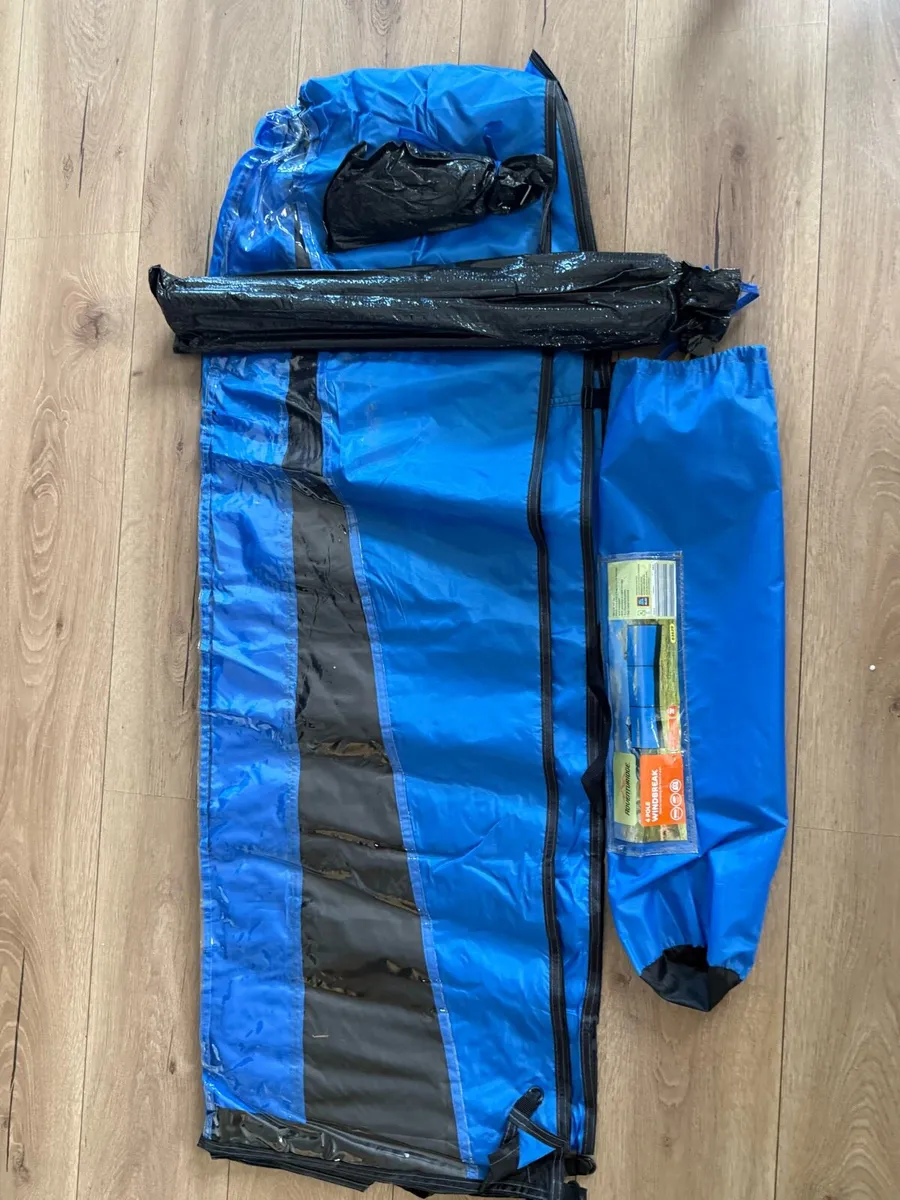 3 Panel Camping Windbreak with Poles & Carry Bag - Image 2