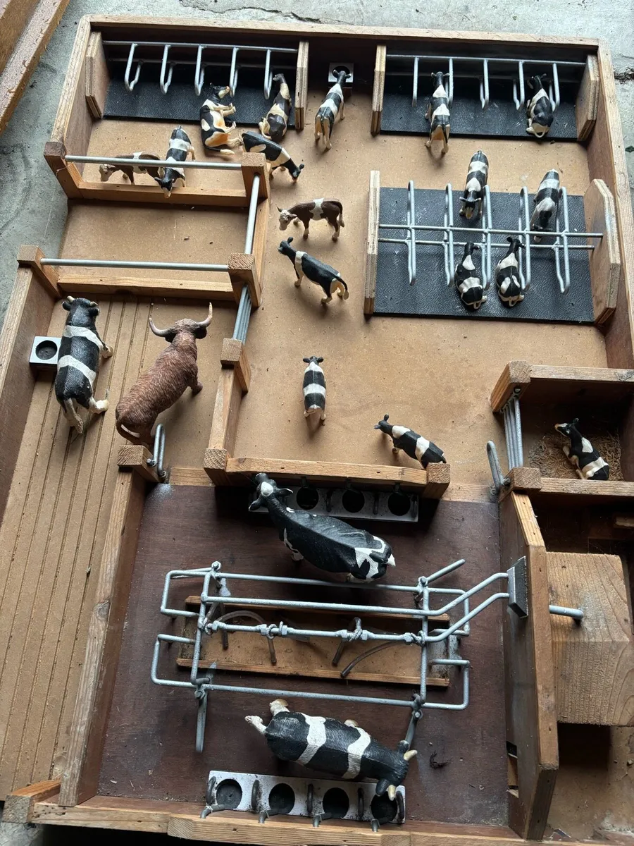 Toy tractors and cow sheds - Image 3