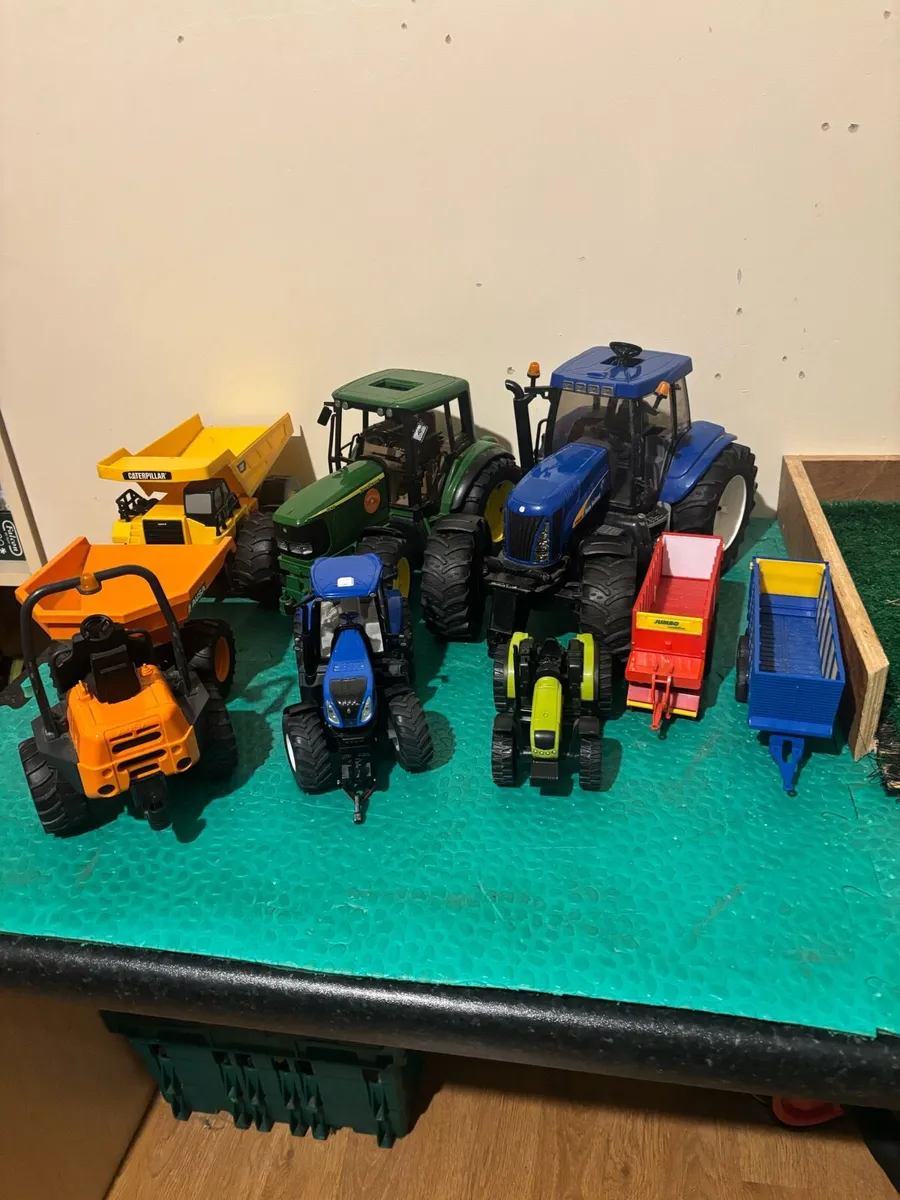 Toy tractors and cow sheds - Image 1