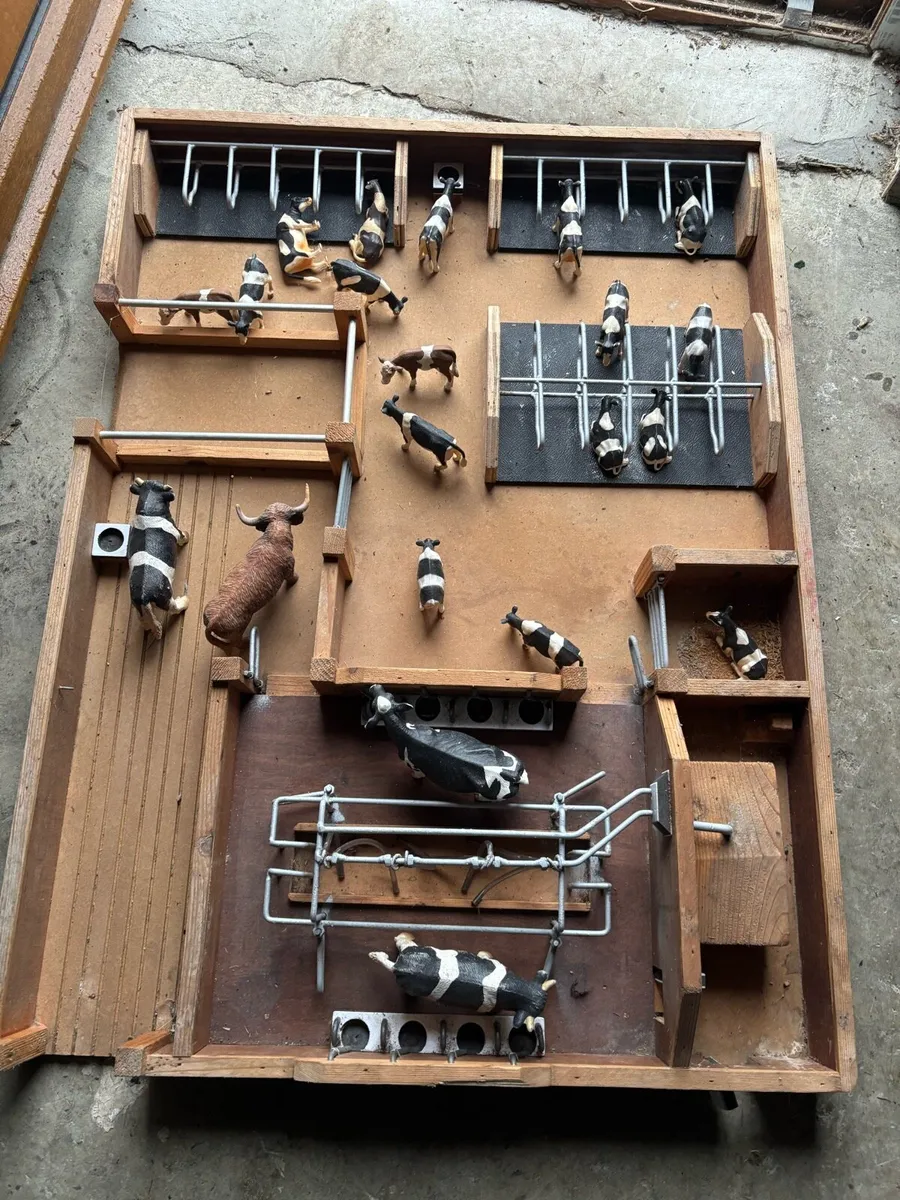 Toy tractors and cow sheds - Image 2