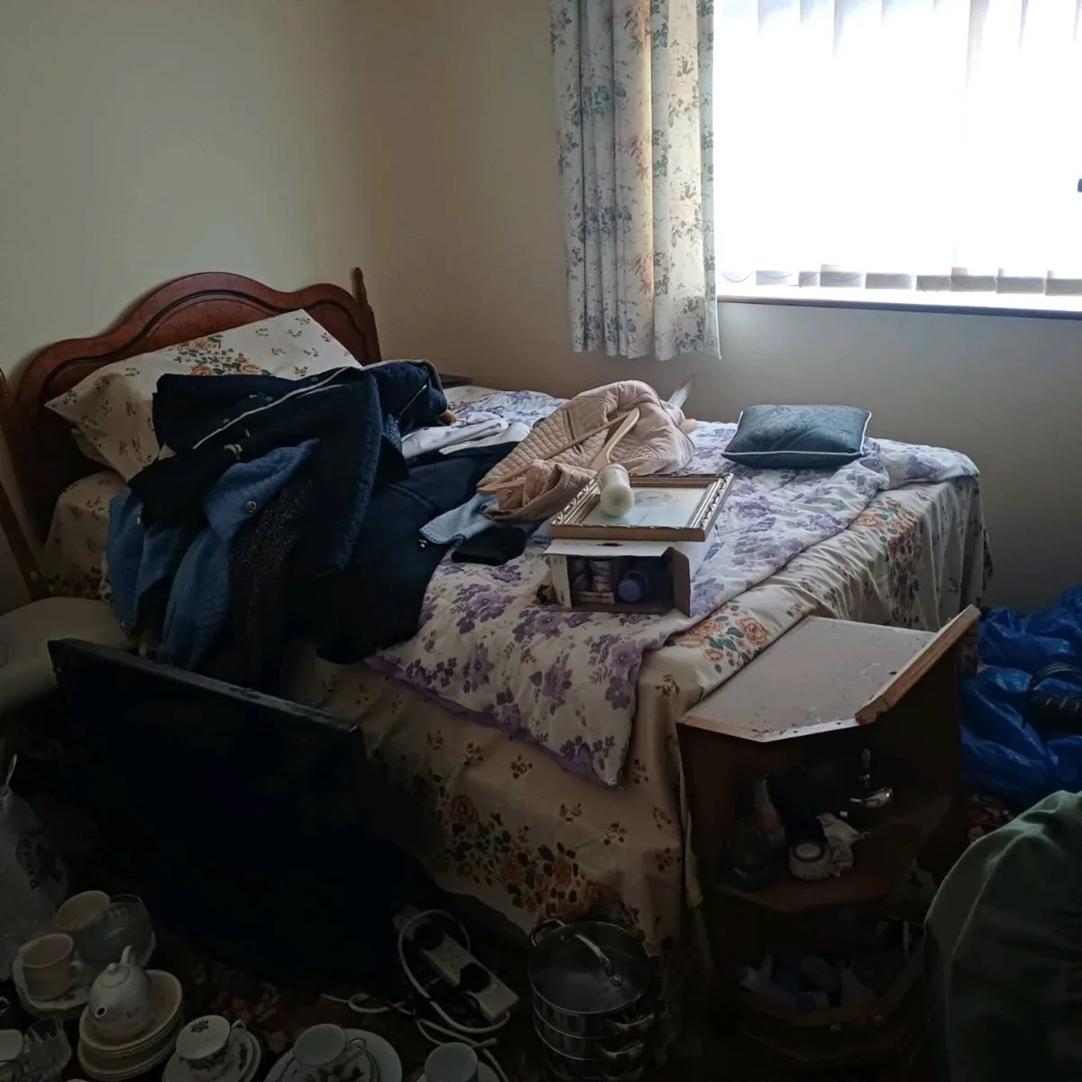 Sofa and arm chairs. Bed and mantle piece. - Image 3