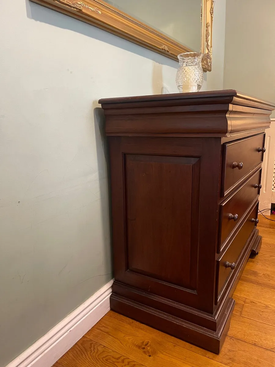 Furniture mahogany 3 drawer dresser. - Image 2