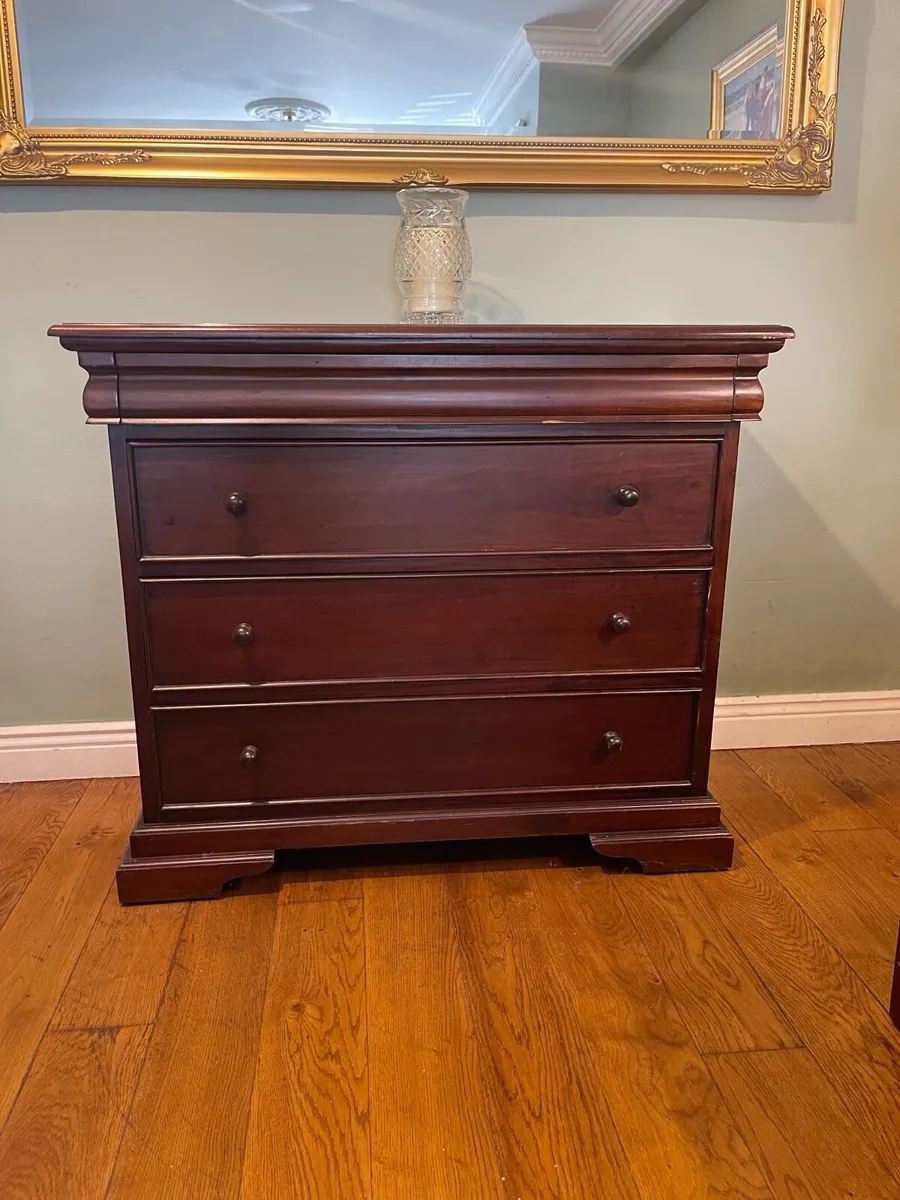 Furniture mahogany 3 drawer dresser. - Image 1