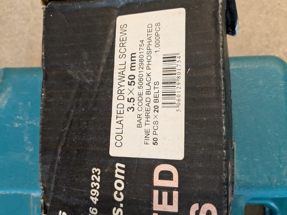 Makita 6833 Collated Screw Gun + Case + Screws - Image 2
