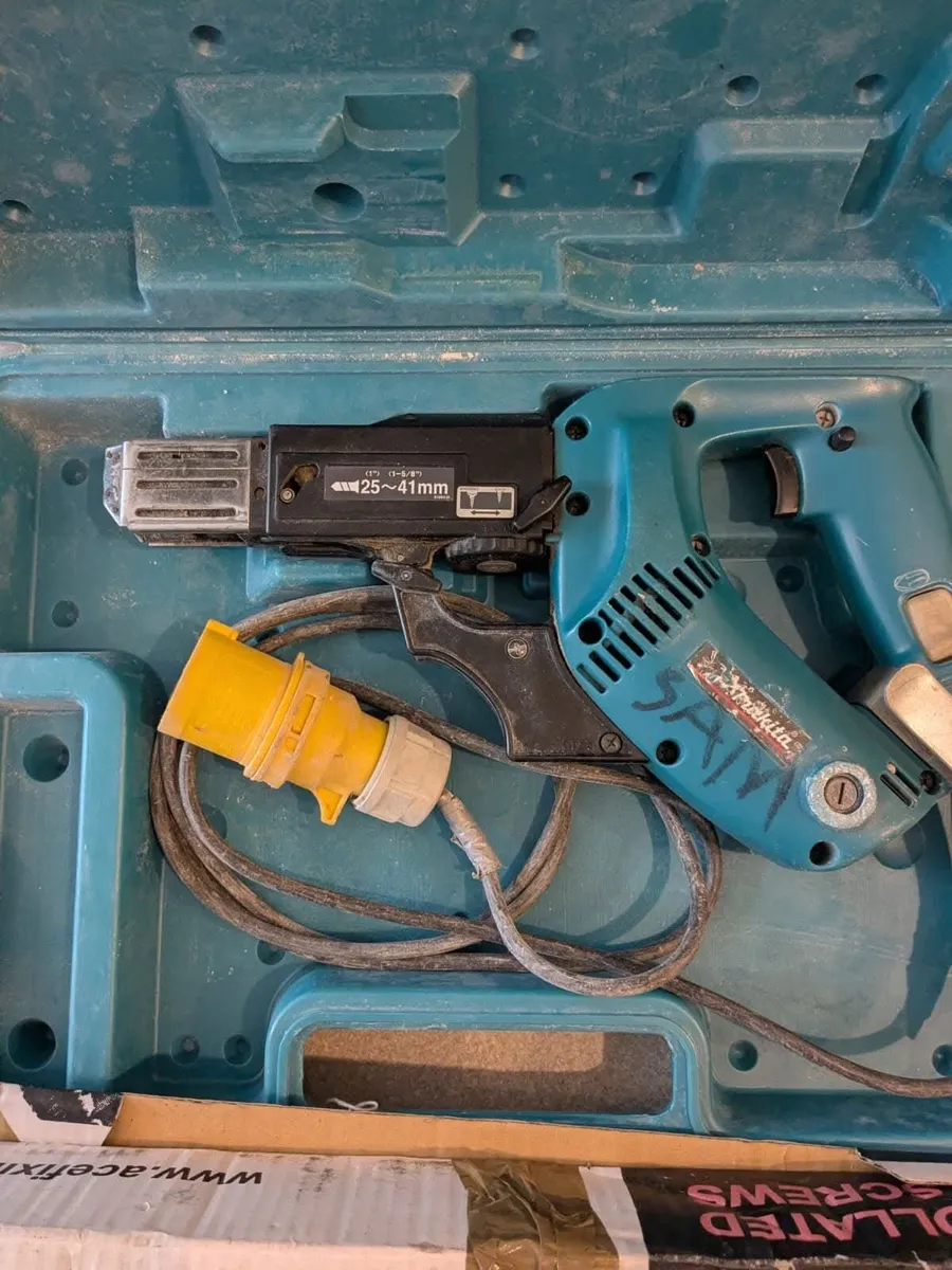 Makita 6833 Collated Screw Gun + Case + Screws - Image 4