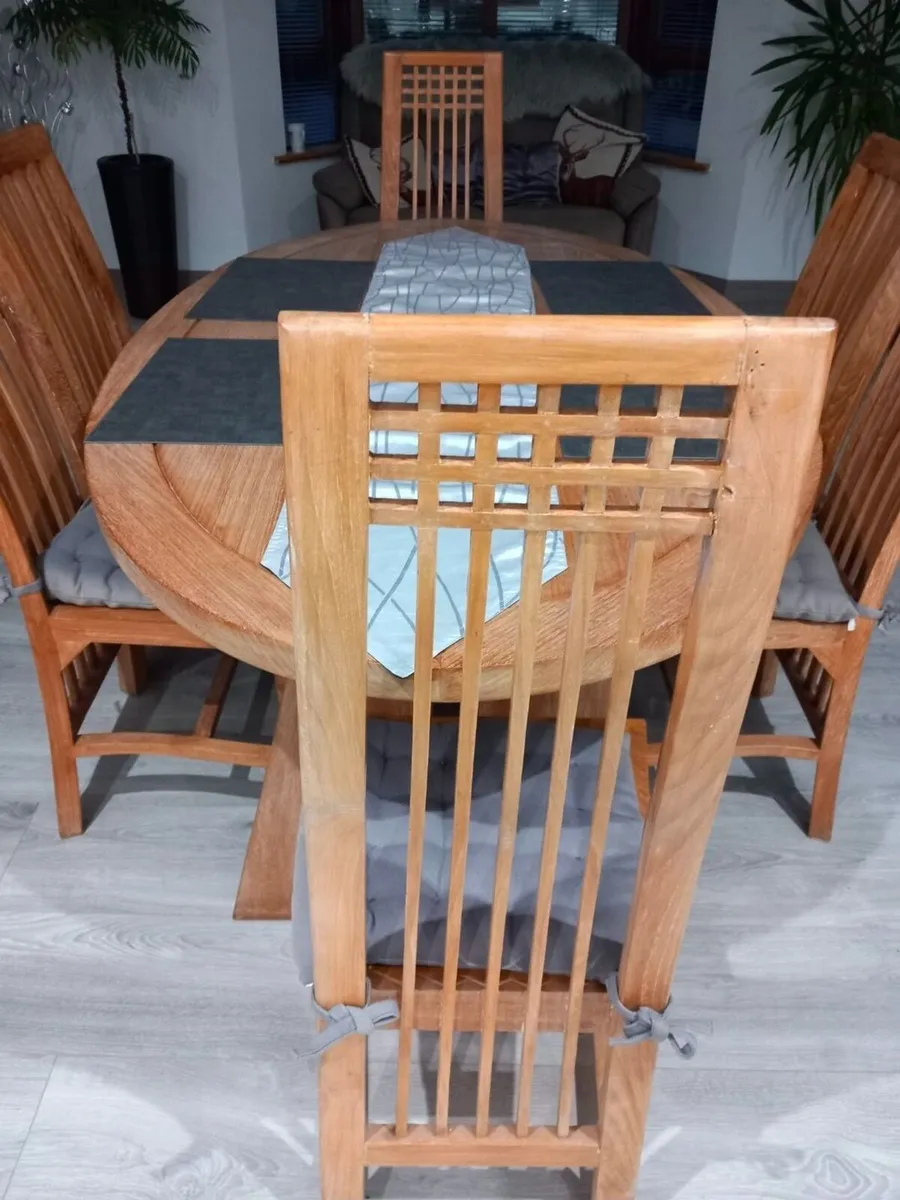 Table and 6 chairs - Image 1