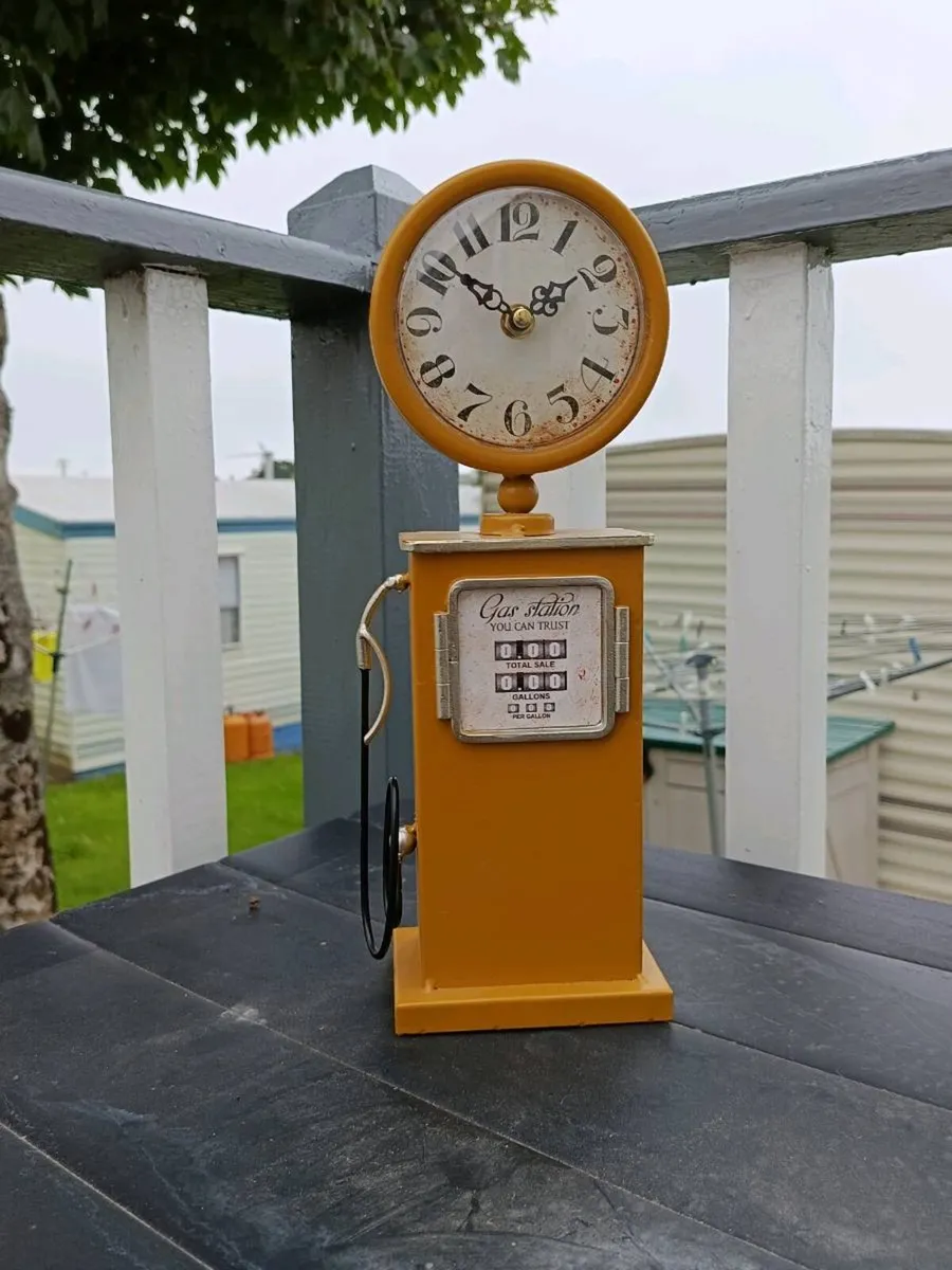 A pair of Decorative vintage Gas pump/clocks - Image 3