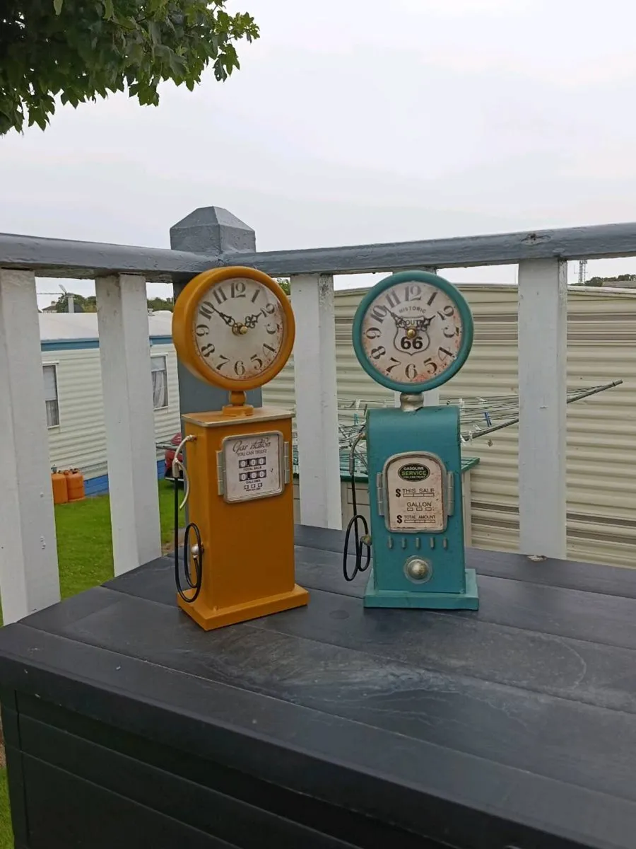 A pair of Decorative vintage Gas pump/clocks - Image 1