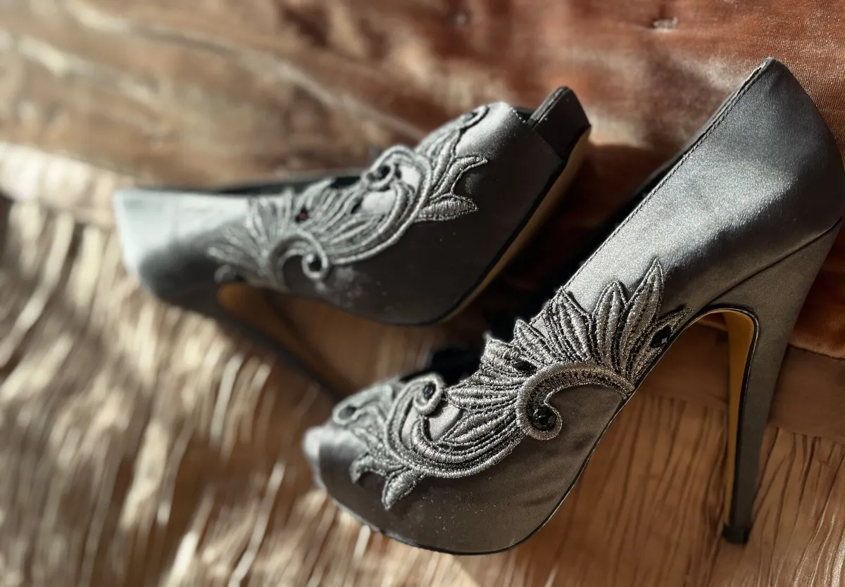 Menbur Grey Stiletto Size 7.5 - Image 2