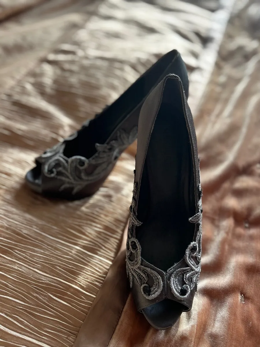 Menbur Grey Stiletto Size 7.5 - Image 1