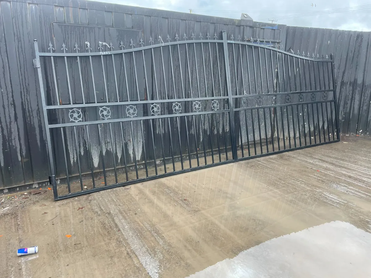 Bi-Parking Driveway Gate - Image 1