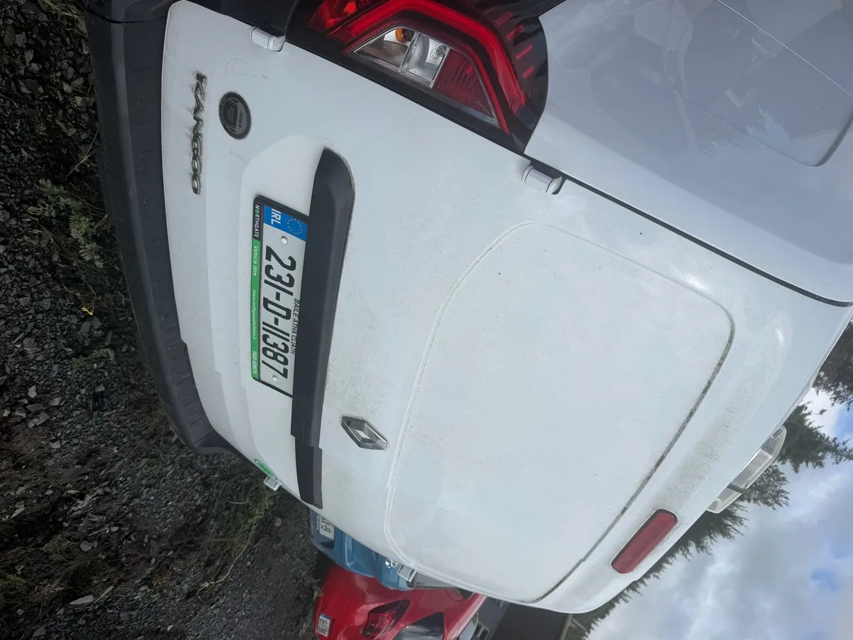 2023 Renault Kangoo van. Light damage - Image 3