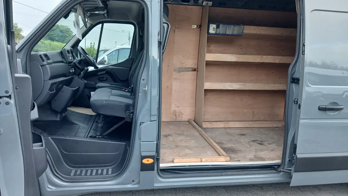 231 RENAULT MASTER LWB TOWBAR SHELVING,135BHP - Image 3