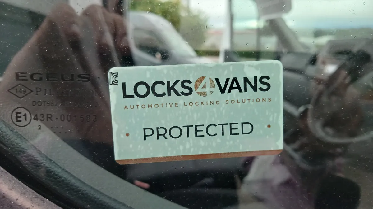 231 RENAULT MASTER LWB WITH SECURITY LOCKS - Image 4