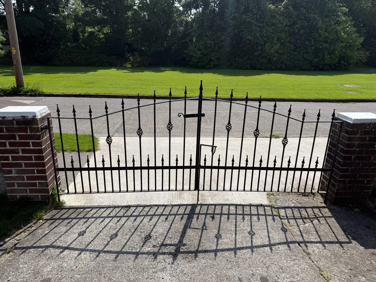 Vintage wrought iron gates - Image 3