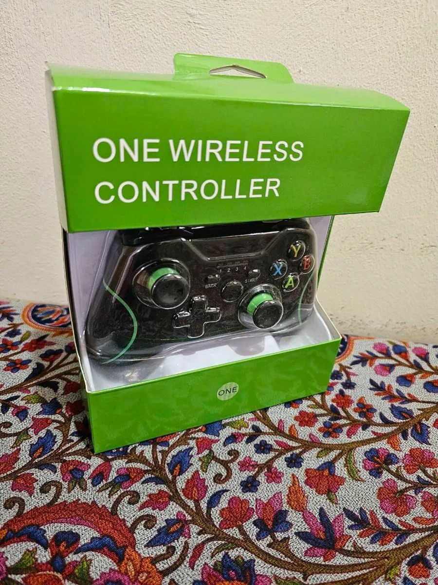 XBOX ONE WIRELESS CONTROLLER Black and Green Shade - Image 3