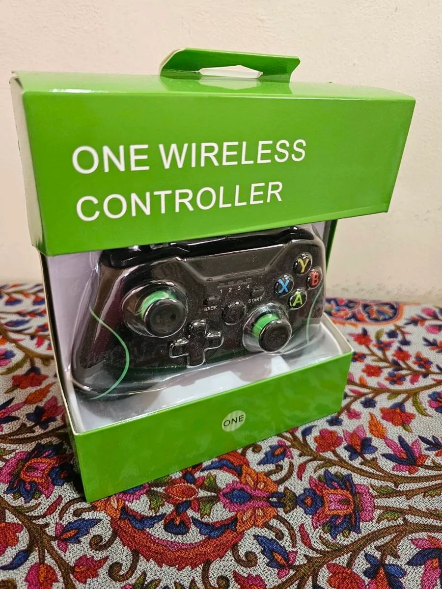 XBOX ONE WIRELESS CONTROLLER Black and Green Shade - Image 4