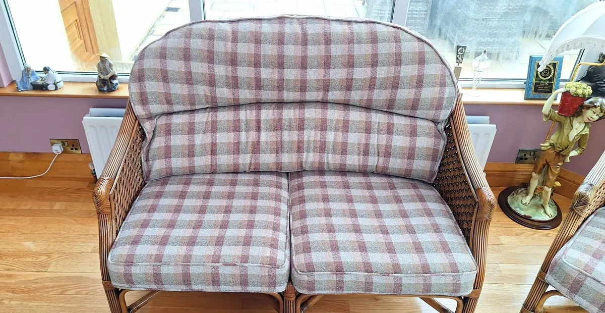 Stylish 4-piece Wicker Set - Image 3