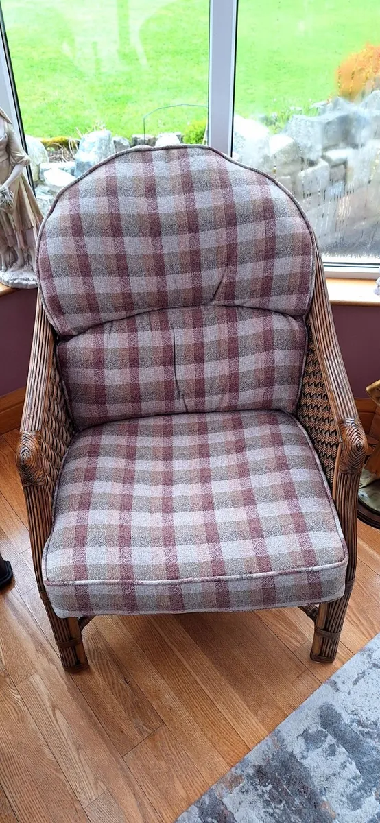 Stylish 4-piece Wicker Set - Image 4