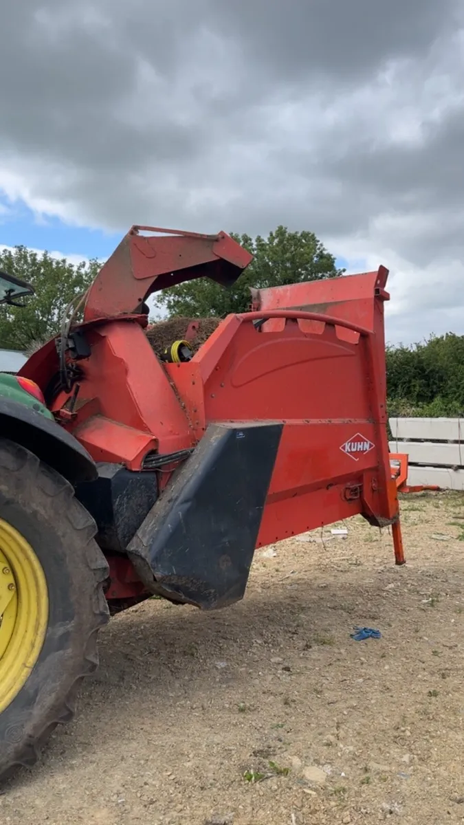 Kuhn straw blower/Valtra rims - Image 4