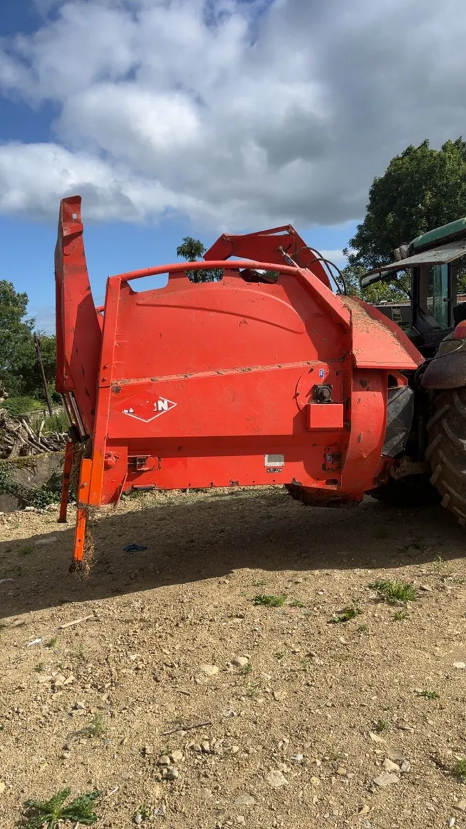 Quickie front loader/Kuhn straw blower/Valtra rims - Image 4