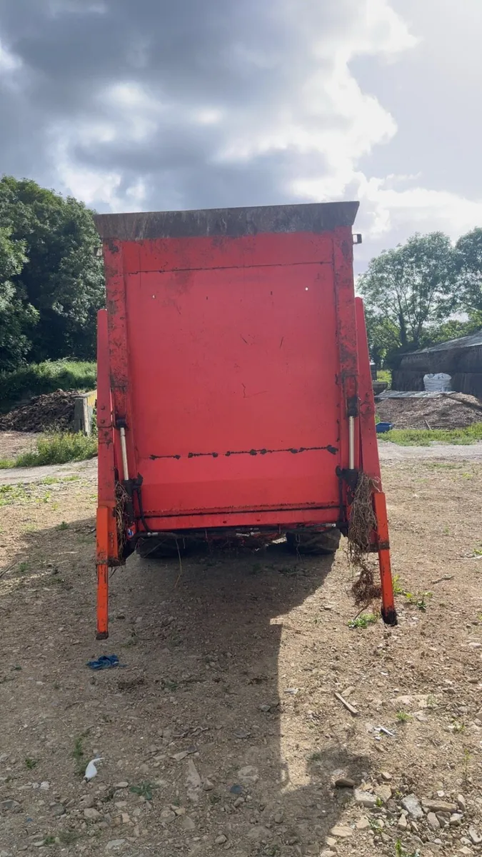 Kuhn straw blower/Valtra rims - Image 2