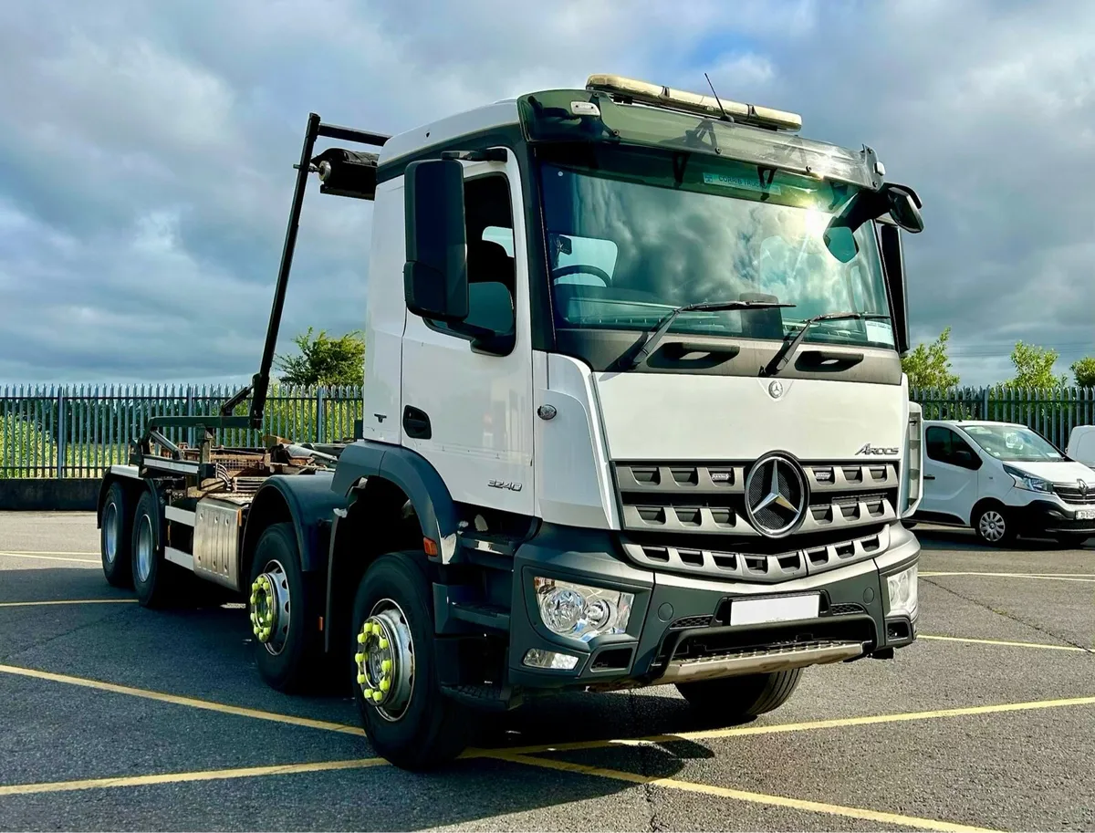 Mercedes Arocs big hook - Image 2
