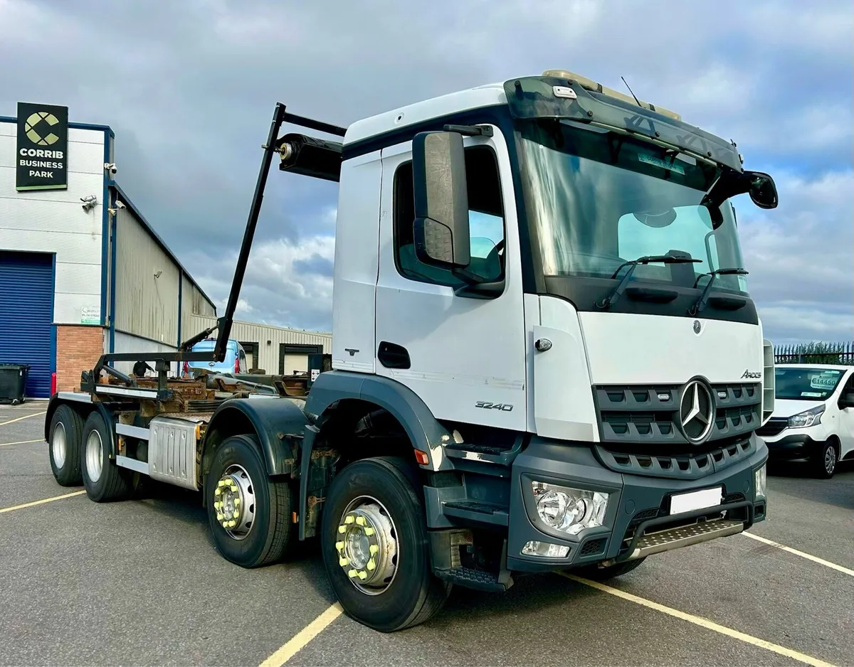 Mercedes Arocs big hook - Image 3